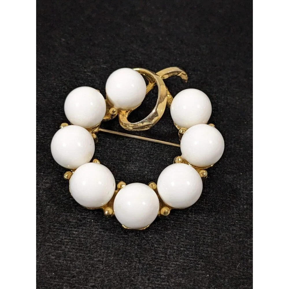 Vintage White Round Cabochon Gold Tone Wreath MOD‎ MCM Pin Brooch